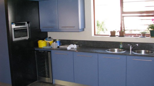 Cobalt blue and gloss black kitchen